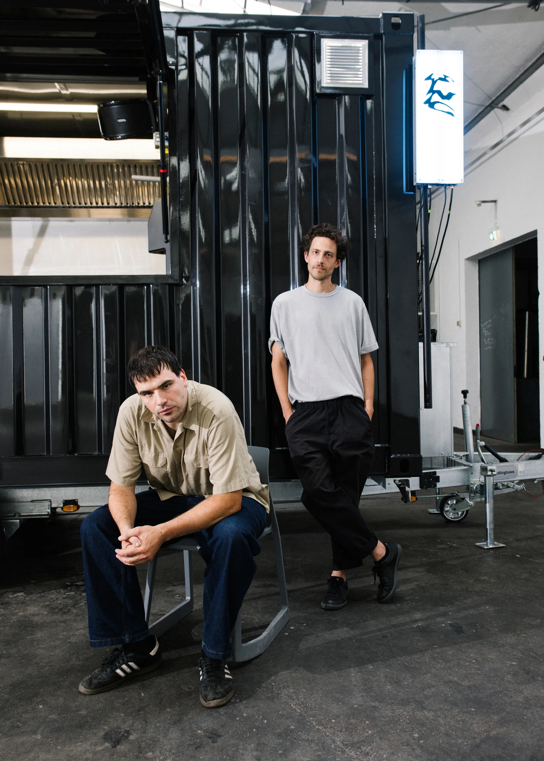 Vincent Sauter und Niklas Winters vor dem Foodtruck